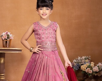 Zestaw Lehenga z haftowanej satyny Traditional Threads w kolorze różowym i czerwonym dla dziewczynek, z bluzką i dupattą