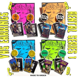 Puede incluir: Cuatro pares de pendientes con cintas VHS con portadas de películas de terror. Los pendientes están hechos de arcilla polimérica y tienen un esquema de color blanco y negro. Los pendientes están etiquetados con A, B, C y D. El texto en los pendientes dice "VHS EARRINGS", "RENTAL SERIES 1", "PINK PANDEMONIUM", "50c CHARGE IF TAPE IS REWOUND", "PLEASE BE KIND & REWIND", "LIVING DEAD", "SWEET MASTER", "TALES FROM THE CRYPT", "HORROR".