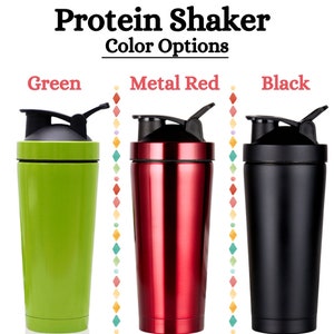 Puede incluir: Tres botellas de batido de prote&iacute;nas en verde, rojo y negro. Las botellas son de acero inoxidable y tienen una tapa negra con una tapa abatible.