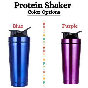 Puede incluir: Dos botellas de batidor de prote&iacute;nas de acero inoxidable, una azul y otra morada, con tapas negras y una tapa abatible.  Opciones de color del batidor de prote&iacute;nas.