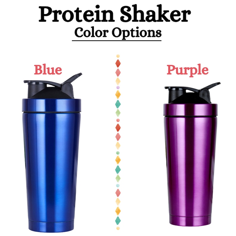 Puede incluir: Dos botellas de batidor de prote&iacute;nas de acero inoxidable, una azul y otra morada, con tapas negras y una tapa abatible.  Opciones de color del batidor de prote&iacute;nas.