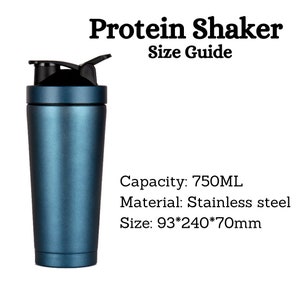 Puede incluir: Un shaker de prote&iacute;na de acero inoxidable azul con una tapa negra y una tapa abatible. El shaker tiene una capacidad de 750 ml y mide 93 x 240 x 70 mm.