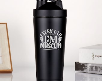 Botella mezcladora de proteínas Everyday I'M Musclin, Mezcladores de proteínas personalizados para Gym Bro, Taza mezcladora de proteínas, Regalo de entrenamiento físico para ratas de gimnasio muscular