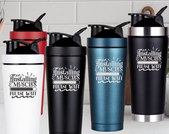 Instalación de músculos Por favor espere Botella agitadora de proteínas / Agitadores de proteínas personalizados para Gym Bro / Taza agitadora de proteínas / Regalos de fitness BodyBuilder