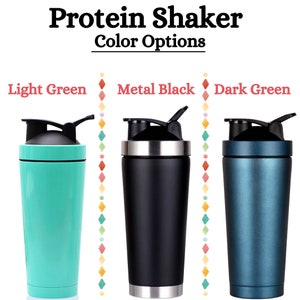 Puede incluir: Tres botellas de batido de prote&iacute;nas en diferentes colores: verde claro, negro metalizado y verde oscuro. Las botellas tienen una tapa negra con tapa abatible y una base de acero inoxidable.