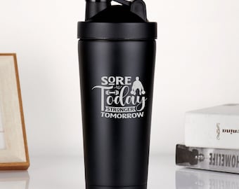 Adolorido hoy, más fuerte mañana, Botella mezcladora de proteínas personalizada, Regalos de gimnasio, Regalo de entrenamiento para Gym Bro, Taza mezcladora de proteínas grabada con láser, Bola mezcladora