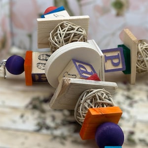 Juguete colgante de bola de madera con forma de enredadera: un juguete enriquecedor para conejos, chinchillas, pájaros y cobayas.