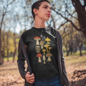 Forest Fungi Shirt – Vintage Mushroom Field Guide T-Shirt, Cottagecore Mycology Gift, Wild Forager Naturecore Tee for Mushroom Lovers