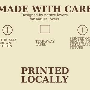 Puede incluir: Gr&aacute;fico beige con el texto "MADE WITH CARE" en marr&oacute;n. Debajo, se lee "Designed by nature lovers, for nature lovers." Iconos y texto describen algod&oacute;n cultivado &eacute;ticamente, una etiqueta desprendible e impresi&oacute;n bajo demanda para un futuro sostenible. Las palabras "PRINTED LOCALLY" est&aacute;n en la parte inferior.