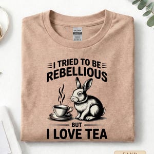 Puede incluir: Un juego de tres tazas de cer&aacute;mica con un acabado moteado y mate. Cada taza presenta un color diferente: azul claro, crema y gris. Las tazas tienen un dise&ntilde;o simple y moderno con una forma redondeada y un asa c&oacute;moda.