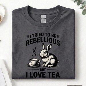 Camiseta de té con diseño de conejo, camiseta acogedora con estampado de animales, estampado vintage de conejo estilo cottagecore. imagen 10