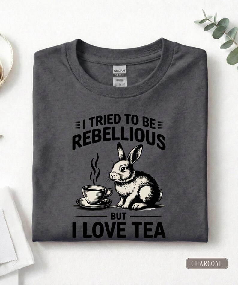 Camiseta de té con diseño de conejo, camiseta acogedora con estampado de animales, estampado vintage de conejo estilo cottagecore. imagen 10