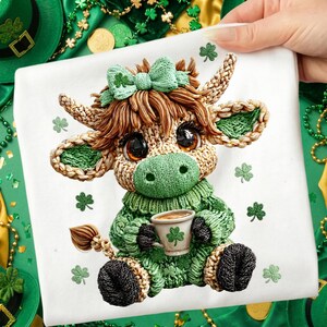 Sztuczna włóczka Highland Cow Png, Gruba szydełkowa koniczyna w Png, Preppy St Patricks Lucky Cow Png, Zielona koniczyna w kształcie koniczyny Highland Cow Png, Przytulny dzianinowy Png