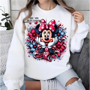 Puede incluir: Sudadera blanca con un gr&aacute;fico colorido de Minnie Mouse. Minnie est&aacute; rodeada de flores y corazones rojos y azules. El gr&aacute;fico incluye el texto "4096 * 4096 300 DPI Transparent".