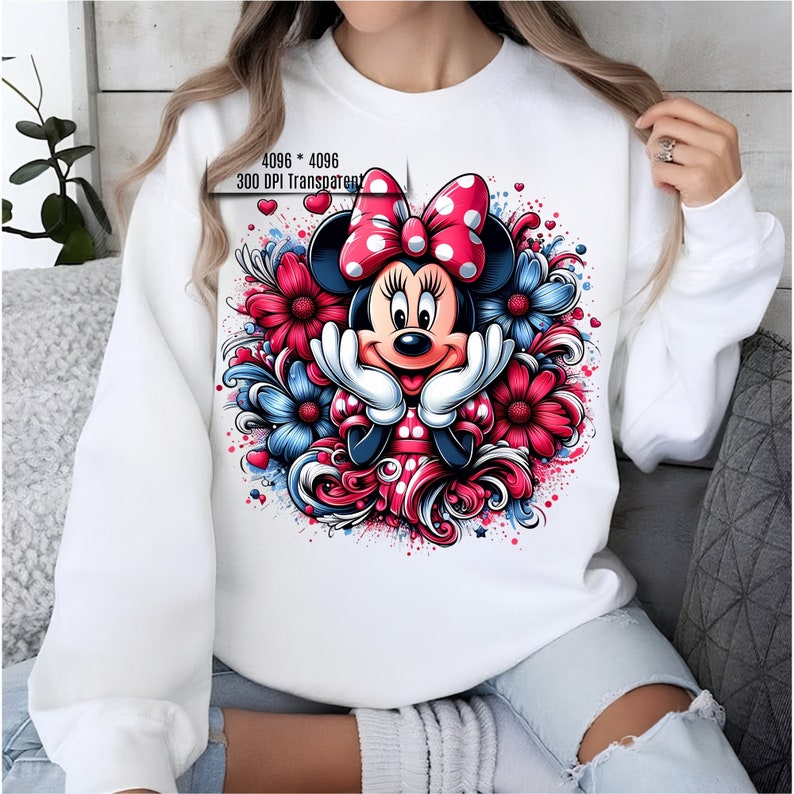 Puede incluir: Sudadera blanca con un gr&aacute;fico colorido de Minnie Mouse. Minnie est&aacute; rodeada de flores y corazones rojos y azules. El gr&aacute;fico incluye el texto "4096 * 4096 300 DPI Transparent".