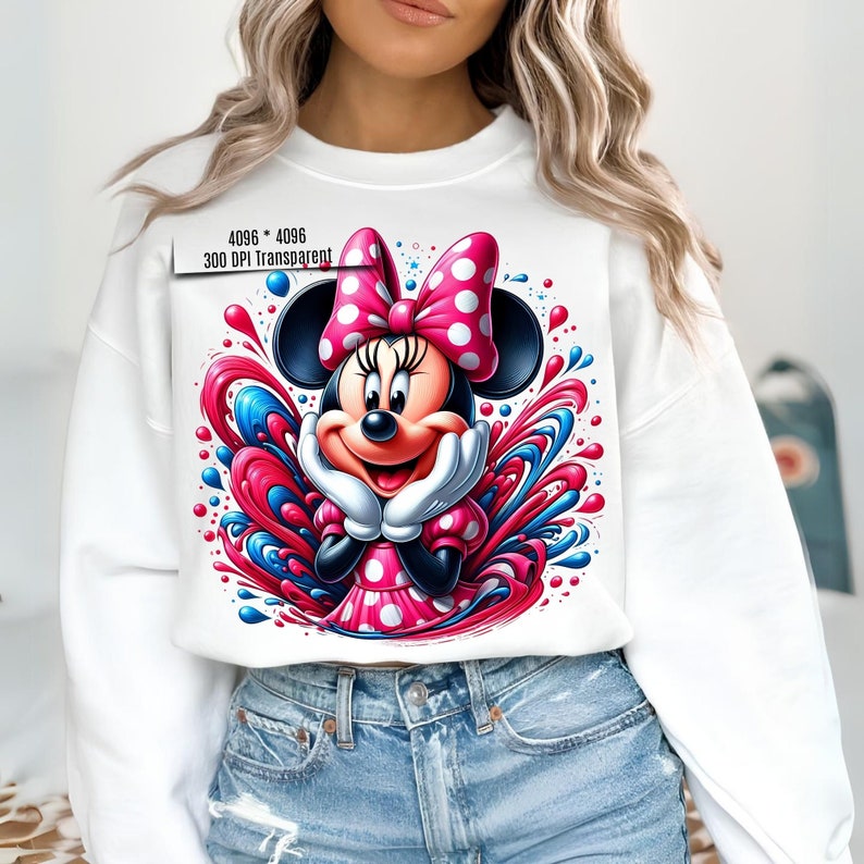 Puede incluir: Sudadera blanca con un gr&aacute;fico colorido de Minnie Mouse. Minnie Mouse lleva un lazo y un vestido de lunares rosas, con un dise&ntilde;o de salpicaduras rojas y azules. El texto "4096 * 4096 300 DPI Transparent" es visible.