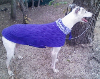 Puede incluir: Suéter morado para perro con cuello de patrón blanco y gris.