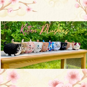 Könnte beinhalten: Eine Reihe handgefertigter Kätzchen-Plüschtiere in verschiedenen Farben, darunter Schwarz, Braun, Rosa und Weiß, mit gestickten Gesichtern. Der Text "Kitten Plushies" ist über den Plüschtieren zu sehen. Die Plüschtiere werden auf einer Holzoberfläche präsentiert.