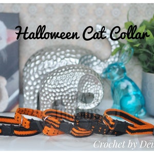 Könnte beinhalten: Mehrere Halloween-Katzenhalsbänder in Schwarz und Orange, mit einer goldfarbenen Glocke. Die Halsbänder sind gehäkelt und haben einen Schnallenverschluss. Das Bild enthält den Text "Halloween Cat Collar" und "Crochet by Deuane".