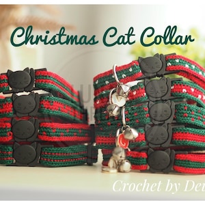 Könnte beinhalten: Ein Set aus fünf roten und grünen gehäkelten Katzenhalsbändern mit schwarzen Katzenkopf-Anhängern und Glöckchen. Die Halsbänder sind übereinander gestapelt und der Text "Christmas Cat Collar" befindet sich oben im Bild. Der Text "Crochet by Deuane" befindet sich unten im Bild.
