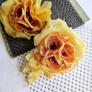 Rosa de seda laranja e dourada de outono, chapelaria, confecção de chapéus e fascinadores, acabamento de costura, flor de corpete