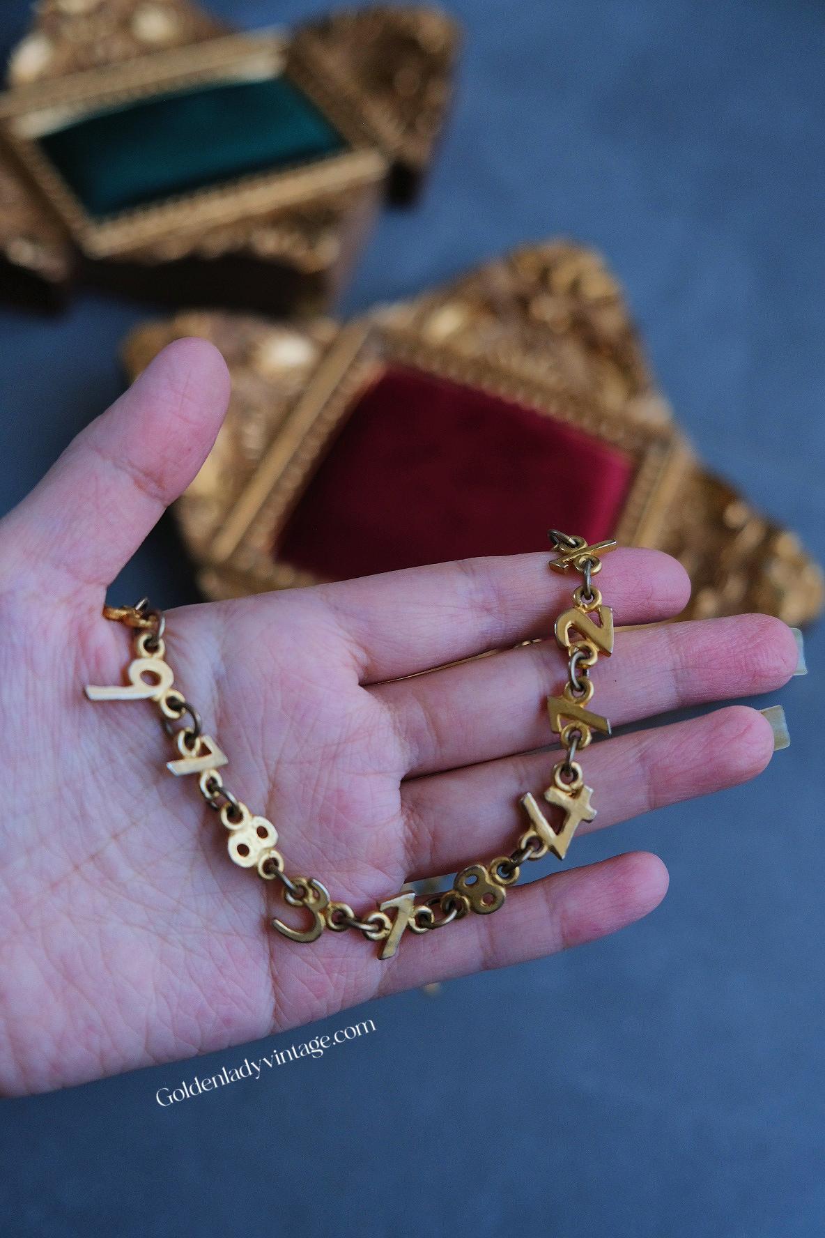Collier Vintage Biche De Bère En Métal Doré - Ancien, Avec Chiffres, Dorure Usée