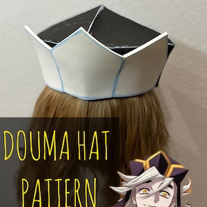 Puede incluir: Un sombrero Douma blanco y negro con ribete azul, inspirado en el personaje de anime. El texto "Douma Hat Pattern" se muestra en amarillo. El logotipo de Pinki Palace está en la esquina superior izquierda.