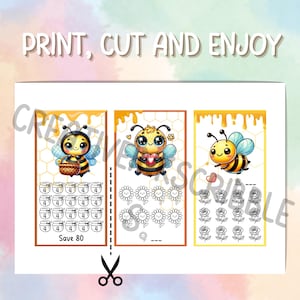 以下が含まれることがあります： 「PRINT, CUT AND ENJOY」の文字が入った、蜂をテーマにした印刷可能な貯蓄トラッカー。デザインは、漫画の蜂、ハニカム、花が描かれた3つのパネルで構成されています。1つのパネルには「Save 80」の文字が入った瓶があります。