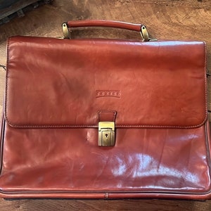 Bolso tipo maletín vintage de piel auténtica Texier con correa de hombro extraíble y múltiples compartimentos en marrón coñac