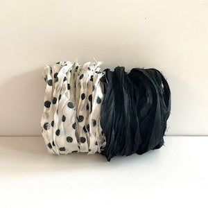 10 jardas de fita de seda de sari reciclada - Fita de seda de sari, bolinhas e preta, 5 jardas de cada cor