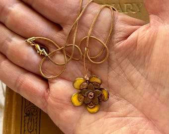 Collar de flores de cobre esmaltado - Colgante de flores de cobre esmaltado en amarillo/marrón - Joyería de cobre
