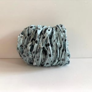 FIN 12 mètres de ruban de soie de sari - Ruban de soie de sari recyclée - Robin Eggs Blue Dot, 12 mètres de FIN