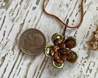 Collar con colgante de flor de cobre y esmalte - Colgante de flor de cobre esmaltado en verde - Joyería de cobre