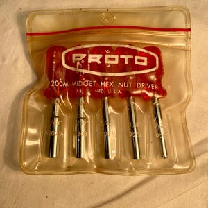 Puede incluir: Un juego de cinco destornilladores hexagonales en miniatura Proto 200M con mangos rojos en una bolsa de plástico transparente. Fabricado en EE. UU. Se muestran las medidas.