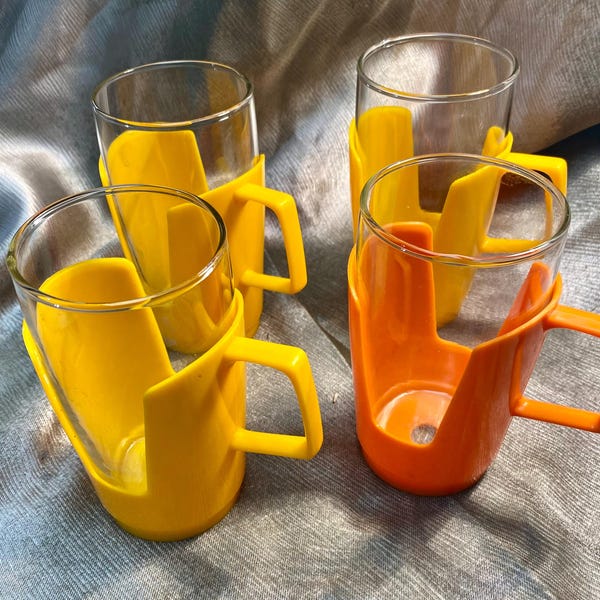 Vintage JAJ Pyrex Tall Drinkups uit de jaren 60, oranje en gele plastic houder en glazen beker, thee-/koffiekopjes/glazen. Gemaakt in Engeland