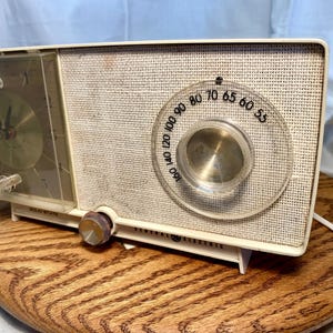 Vintage Canadian General Electric Solid State Clock Radio Model 200B CY