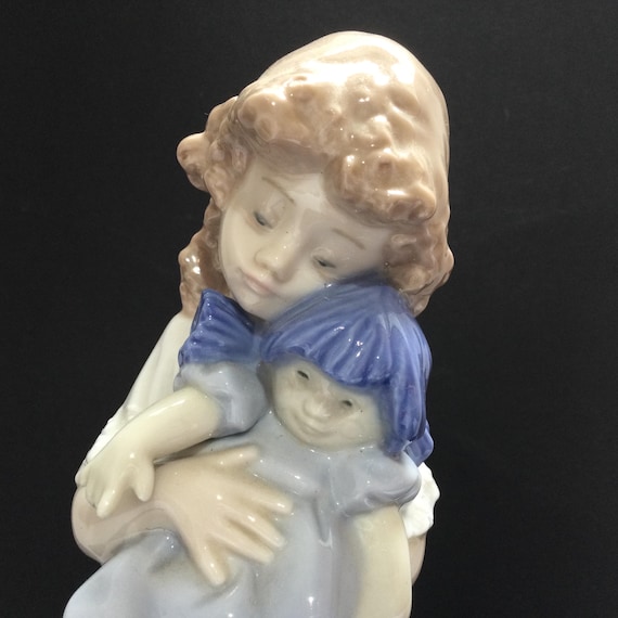 NAO リヤドロ　人形を抱く少女　スペイン製 ヴィンテージ NAO by LLADRO スペイン磁器人形を抱く少女の置物 #1107