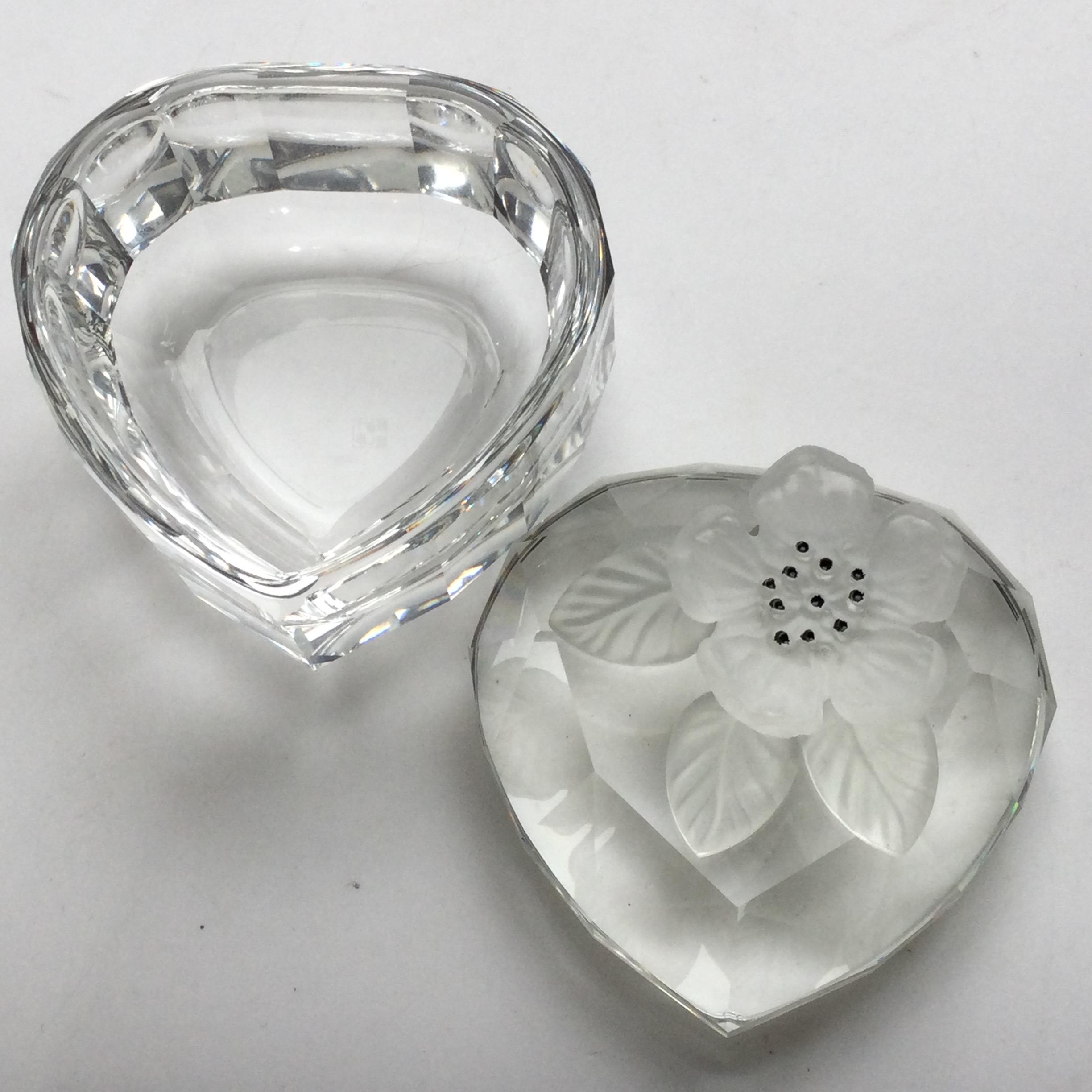 Swarovski クリスタル ハート型置物 箱入りスワロフスキークリスタル ハートフラワー 小物入れ #010095