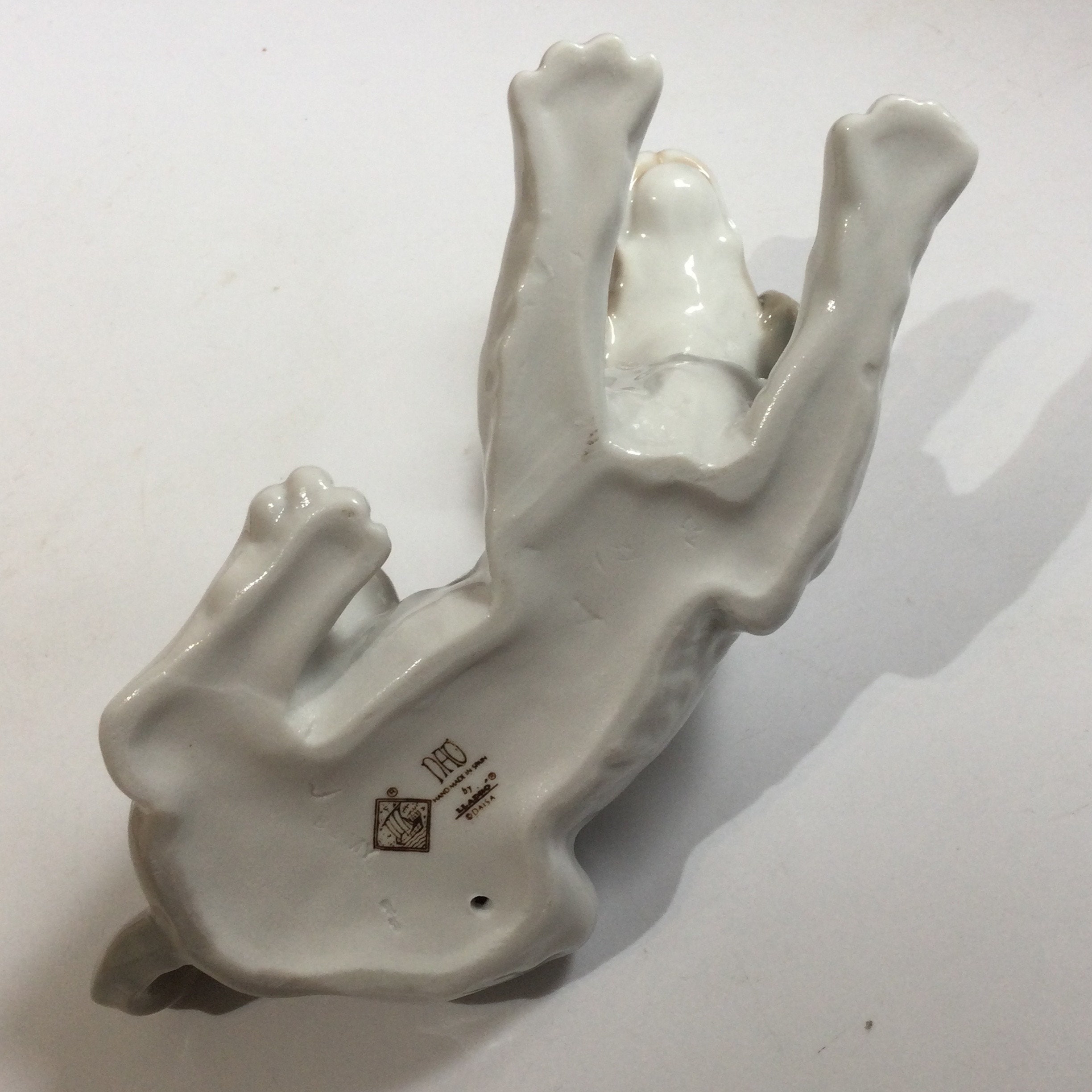 犬の陶器の置物 NAO Spain Handcrafted porcelain Amazon.com: NAO Puppy Present Porcelain Figurine : Home