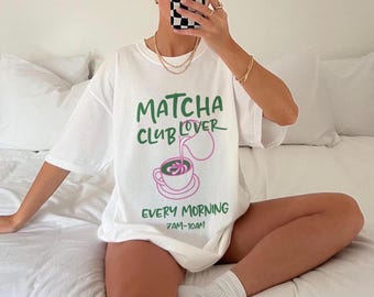 Camiseta Matcha Club Lover Comfort Colors® - Presente Ideal para Amantes de Matcha - Camiseta Feminina Oversized com Estampa Gráfica - Presente Perfeito para Amantes de Chá e Café