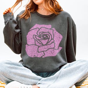 Rose Vintage Style Comfort Colors® Sweatshirt Gift for Her Trendy Crewneck Rose Lover Shirt for Daughter Boho Aesthetic Graphic Sweatshirt Pepper