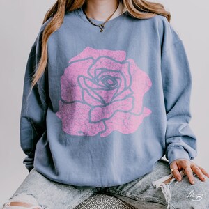 Rose Vintage Style Comfort Colors® Sweatshirt Gift for Her Trendy Crewneck Rose Lover Shirt for Daughter Boho Aesthetic Graphic Sweatshirt Blue Jean