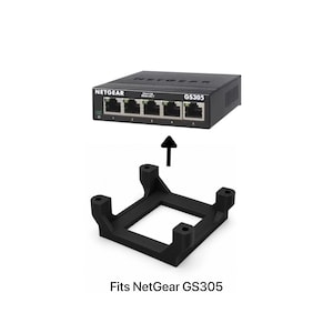 Op de afbeelding: Een zwarte Netgear GS305 netwerkswitch met vijf Ethernet-poorten en een zwarte montagebeugel eronder geplaatst met een pijl naar boven die de installatie aangeeft. De tekst onder de beugel luidt Fits NetGear GS305.