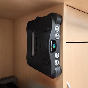 Nintendo N64 wanddisplay | Consolebeugel | Retro gaming decoratie