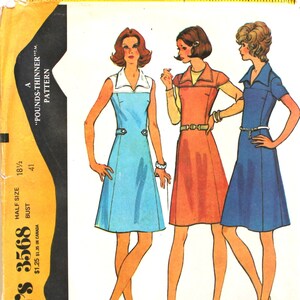 Może przedstawiać: Wzorzec szycia vintage dla sukienki w rozmiarze pół. Wzorzec jest dla McCall's 3568 i nosi tytuł "Pounds-Thinner" pattern. Wzorzec pokazuje trzy różne style sukienek w kolorze niebieskim, pomarańczowym i czerwonym.