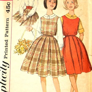 Puede incluir: Un patrón de costura vintage para un vestido de niña. El patrón es para un vestido de cuadros con una blusa blanca y un vestido rojo sólido con una blusa blanca. El número de patrón es 3683 y la talla es 8s. El patrón es de Simplicity y es un patrón impreso.