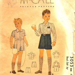 Könnte beinhalten: Vintage McCall Schnittmuster für einen Jungenanzug, mit Illustrationen von zwei Jungen in verschiedenen Outfits. Das Muster enthält ein Hemd und Shorts, mit Diagrammen. Der Text auf dem Muster lautet "MCCALL PRINTED PATTERN" und "Boy's Suit 25¢ 3053 SIZE 4".