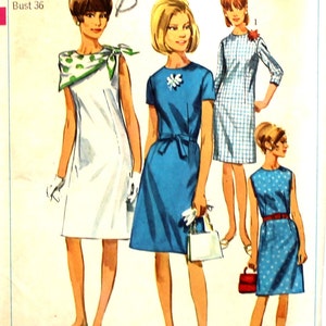 Può includere: Un modello di cucito vintage per tre abiti. Il modello è per le taglie 16 e il giro seno 36. Gli abiti sono in bianco, blu e un motivo a quadri blu e bianchi. Il modello è di Simplicity e il numero è 6862.