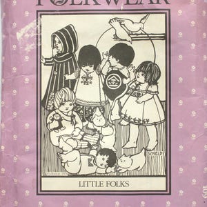 Pode incluir: Um envelope de padrão de costura Folkwear vintage com uma ilustração a preto e branco de crianças. O envelope é lavanda com um padrão floral e o texto "FOLKWEAR" no topo. A ilustração mostra crianças em várias roupas.