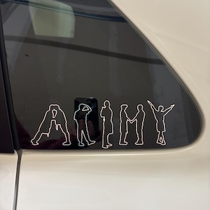 Puede incluir: Un adhesivo de vinilo blanco aplicado en la ventana de un coche con la palabra ARMY, donde cada letra est&aacute; formada por la silueta de una persona en una pose distinta. El dise&ntilde;o utiliza l&iacute;neas finas y limpias para crear las figuras.